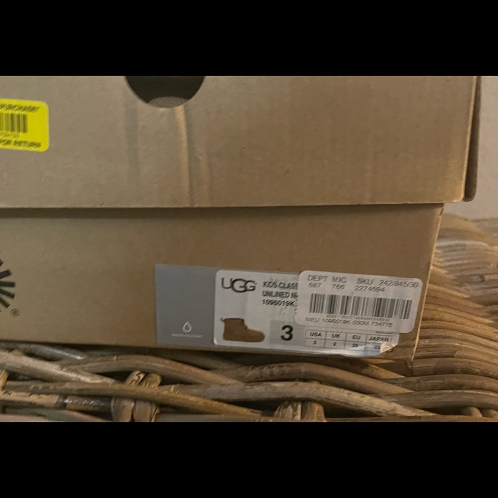 Youth/kids Ugg’s Boots sz 3- new/never worn